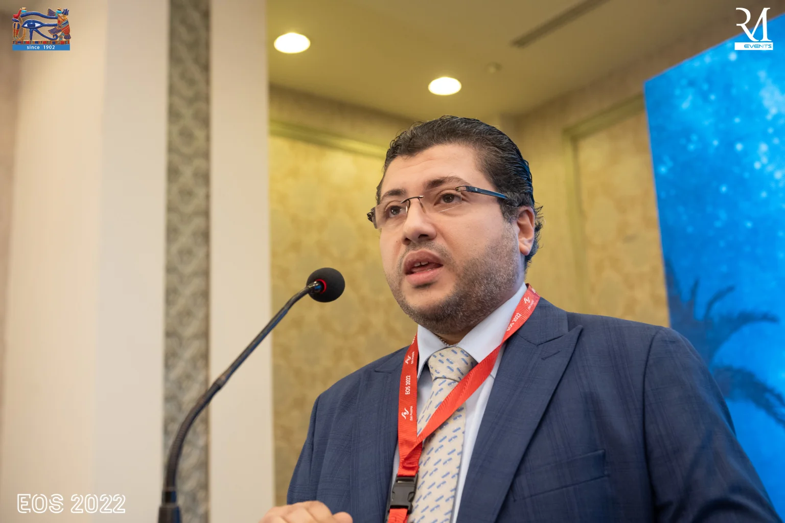 يحرص دائماً على مواكبة أحدث الأساليب والتقنيات في مجال جراحات العيون